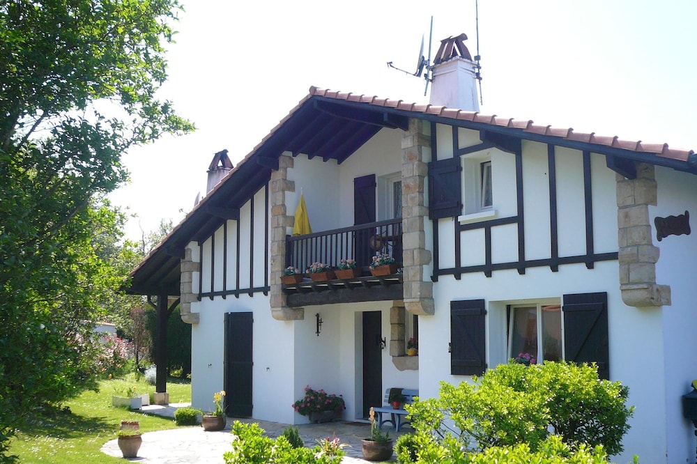 15min walk from the beach: Apartment in Basque villa with parking and garden