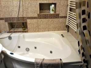 Duschwanne, Haartrockner, Handtücher, Toilettenpapier