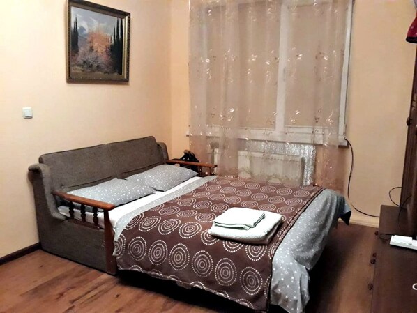 2 bedrooms, desk, iron/ironing board, WiFi