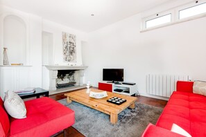 Una televisión, una chimenea