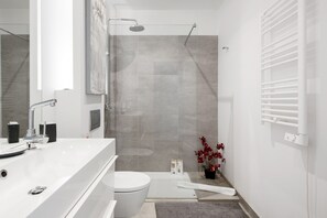 Douche, sèche-cheveux, serviettes fournies, papier toilette