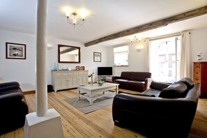 Smart TV, DVD player - Fabulous House & Location! Just over the bridge to town and beach. (Weymouth)