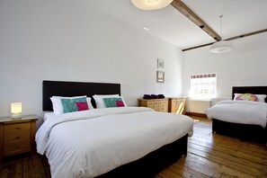 4 bedrooms, iron/ironing board, free WiFi, bed sheets