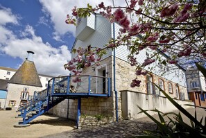 Exterior - Fabulous House & Location! Just over the bridge to town and beach. (Weymouth)