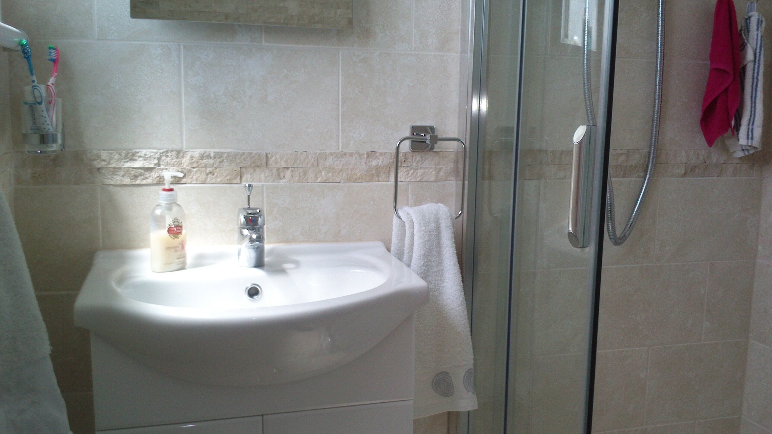 Dusche, Haartrockner, Handtücher, Seife