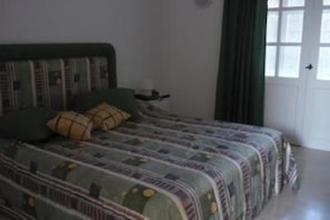 3 bedrooms, in-room safe, iron/ironing board, bed sheets