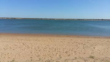 Playa en los alrededores y toallas de playa