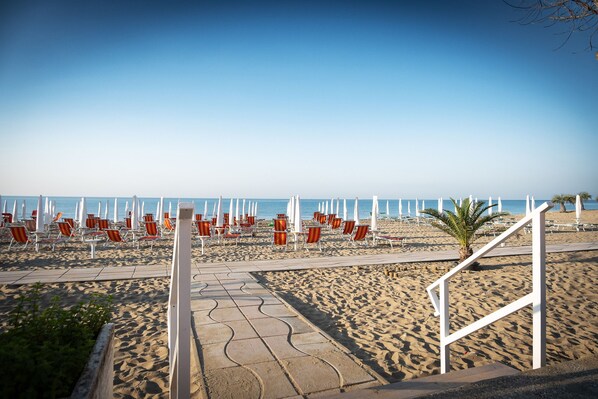Plage, chaises longues