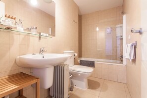 A modern bathroom with a sink, toilet, and shower. - Duplex penthouse in Sevilla centre. Wifi, AC, large terrace, excellent views. (Sevilla)