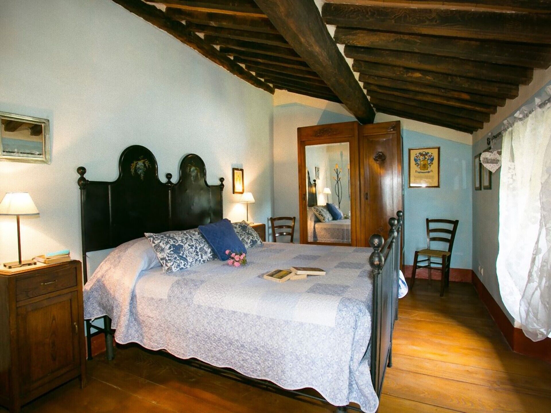 4 bedrooms, iron/ironing board, WiFi, bed sheets