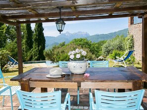 Outdoor dining - Casa Quintilio, where elegance and rustic blend harmoniously (Castiglione di Garfagnana)