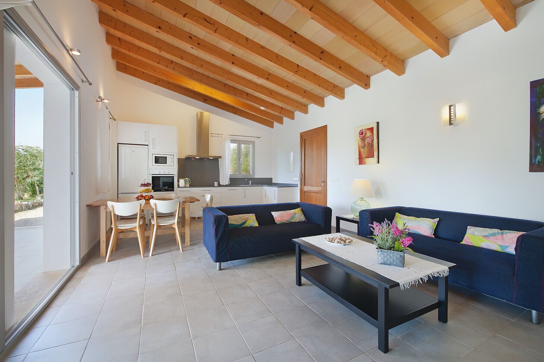 Un salon moderne avec un canapé, une table basse et un coin repas.
