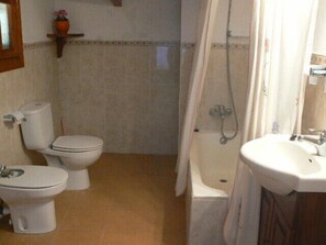 Ensemble douche/baignoire, sèche-cheveux, bidet, serviettes fournies