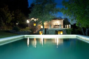 A stone house with a swimming pool, surrounded by trees and illuminated by exterior lights. - PRIVATE POOL, FREE WIFI, IDEAL FOR FAMILIES, ANIMALS, NATURE (Cistella)