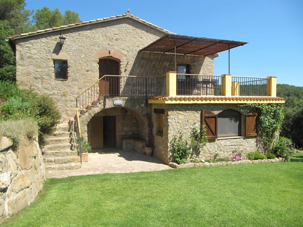 A stone house with a balcony, a staircase leading to the entrance, and a well-maintained lawn. - PRIVATE POOL, FREE WIFI, IDEAL FOR FAMILIES, ANIMALS, NATURE (Cistella)