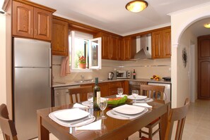 冷蔵庫、電子レンジ、食器洗い機、コーヒー / ティーメーカー