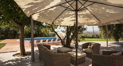 Villa con piscina y jardín privado , cerca de Sitges y Barcelona