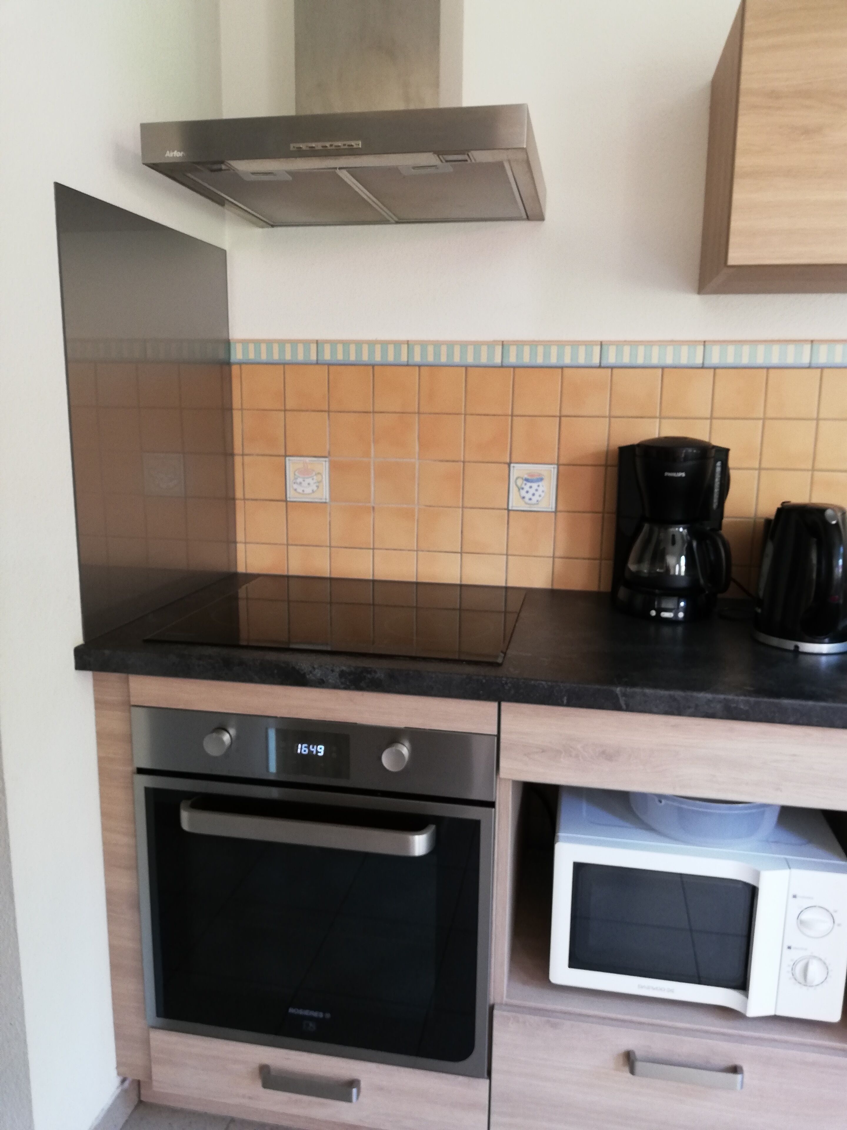 Cabin 5-8 seats, quiet and close to everything!