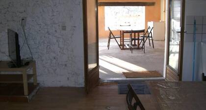 "On the spot" House on nice square Provencal