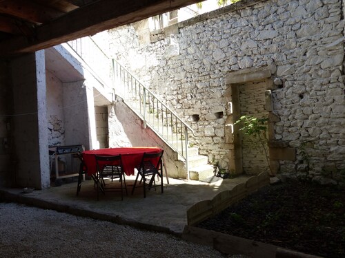 "On the spot" House on nice square Provencal