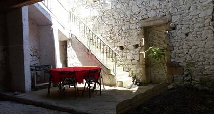 "On the spot" House on nice square Provencal