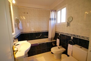 Duschwanne, Haartrockner, Handtücher, Toilettenpapier