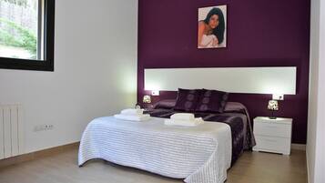 4 makuuhuonetta, silitysrauta/-lauta, ilmainen Wi-Fi, vuodevaatteet