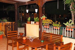 Outdoor dining - Residential complex of cottages 50 meters from the beach (Marina di Modica)