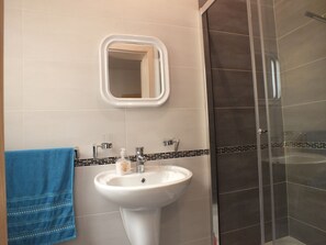 Combined shower/bathtub, free toiletries, hair dryer, towels