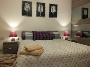 3 habitaciones, tabla de planchar con plancha, wifi y ropa de cama 