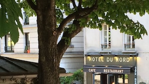 Ein Café und Restaurant namens HOTEL DU NORD mit Außenbereich.