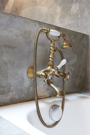 Badewanne, Haartrockner, Handtücher, Seife