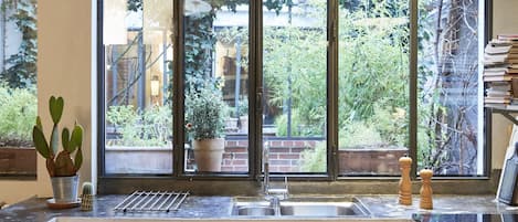 Kühlschrank, Mikrowelle, Ofen, Herdplatte