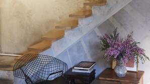 Eine Treppe mit Holzsitzen und einer Metallleuchte darüber.