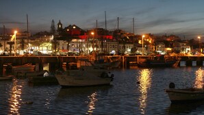 A harbor with boats docked at the pier, buildings in the background, and a clear sky. - Villa Meia-Praia, with Terrace, Pool and Garden (Lagos)