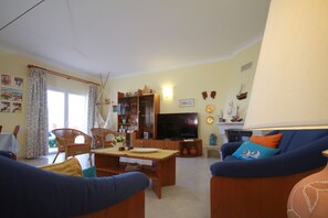 Téléviseur, foyer, lecteur de DVD, chaîne audio
