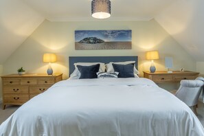 3 bedrooms, iron/ironing board, travel crib, internet - Silver Birches, Holt, Norfolk (Holt)