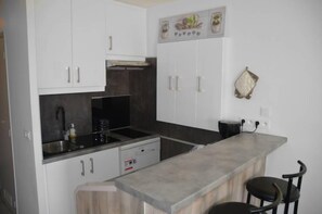 Fridge, microwave, stovetop, coffee/tea maker