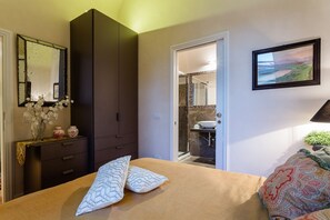 2 Schlafzimmer, Bügeleisen/Bügelbrett