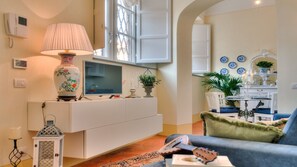 TV - CASA VERA exquisite 2 bedrooms 2 baths apartment with garden, A/C (Lucca)