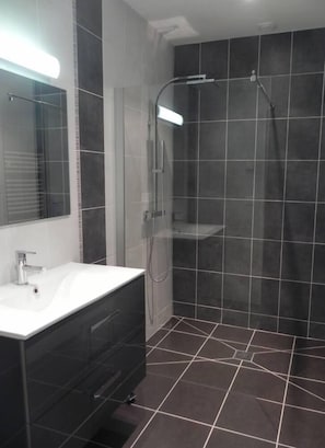 Bathtub, hair dryer