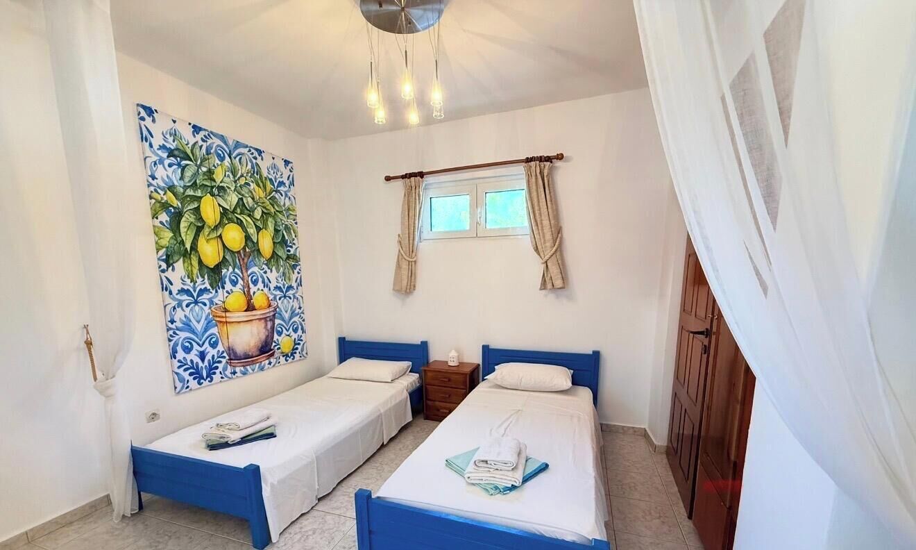 1 habitación, tabla de planchar con plancha y cuna de viaje 