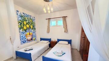 1 habitación, tabla de planchar con plancha y cuna de viaje