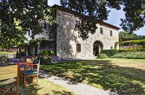 Outdoor dining - Villa With Private Pool In The Heart Of The Chianti Region (Gaiole in Chianti)