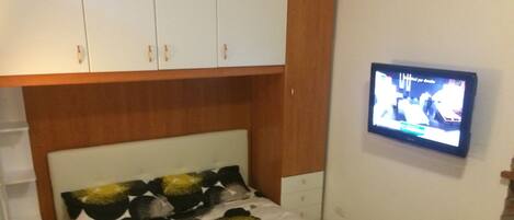 In-room safe, iron/ironing board, internet, bed sheets