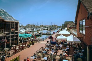 Outdoor dining - Stunning waterside six-bed house with water views, gardens and private jetty (Eastbourne)