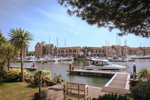 Marina - Stunning waterside six-bed house with water views, gardens and private jetty (Eastbourne)