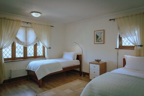 6 dormitorios, tabla de planchar con plancha, cuna de viaje