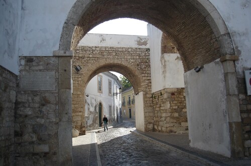 House well located in the historic center of Faro