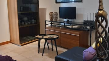 Smart TV, livros, escritórios